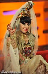 组图：Lady Gaga顶头冠变华丽妖姬 和猛男湿身热舞