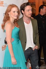 组图：《他和她的情事》杰西卡低胸蓝裙露沟