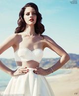 组图：打雷姐复古泳装登封面 小露香肩红唇欲滴