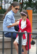 组图：凯蒂-赫尔姆斯带苏瑞玩耍显露母爱