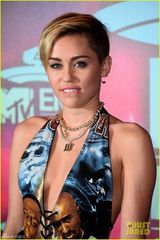 组图：麦莉出席EMA中门大开裸背秀春光