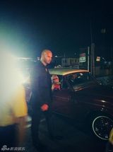 组图：GAGA露背装暴瘦亮相 荷叶罩裹胸欲坠