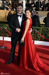 组图：19届演员工会奖举行 女星各色长裙PK红毯