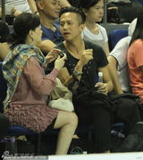 组图：邓超看花滑拥抱丈母娘 杰西卡帕克携子会姚明 