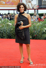 高清图：电影《不是姐妹》首映 两女主角时尚斗靓