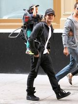 组图：奥兰多背爱子出游 小弗林调皮抠老爸鼻子