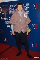 组图：林嘉欣亮相厚外套遮掩腹部否认再度怀孕