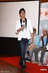 组图：天心黑色深V礼服性感出席记者会