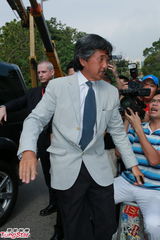 高清图：郭晶晶霍启刚8日注册 闪钻迷人美背抢镜