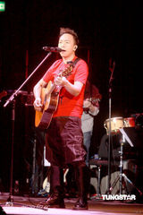 组图：黄家强为灾区同胞默哀 将在世博即兴表演 