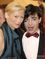 高清图：《我们需要谈谈凯文》首映 蒂尔达大秀裸背