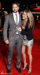 幻灯图：安妮斯顿巴特勒亲密亮相《赏金猎人》首映