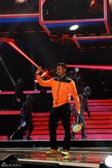 高清图：群星闪耀东方卫视跨年 五月天摇滚全场