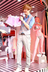 组图：男星唐禹哲代言秀粉色内裤 现场比划试穿