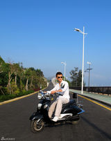 组图：《远大前程》是安帅气摩托车剧照显不羁