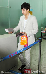 组图：韩星李胜基飞赴英国护送奥运圣火现身机场