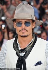 高清组图：德普宣传《海盗4》 佩内洛普紧身裙性感