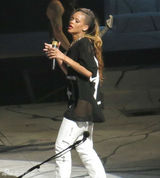 组图：蕾哈娜开唱百变造型 爆乳装横卧舞台自摸