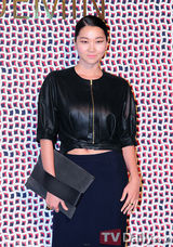 组图：尹恩惠韩智敏等出席服装品牌时装展