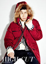 组图：《1994》郑宇拍写真秀腹肌 怕娜静嫁七封