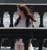 组图：刘亦菲拍新片双手沾满血迹 获赞演技不俗