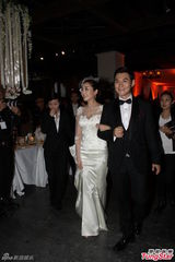 组图：杜若溪拉婚纱防走光 严宽婚礼着西装帅气