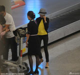 组图：董洁素颜戴礼帽显娇小 面挂笑容不停热聊