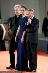 组图：《承诺》首映 豪尔穿长裙显优雅大方