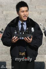 幻灯：张佑赫金钟民正式退伍 行军礼精神抖擞