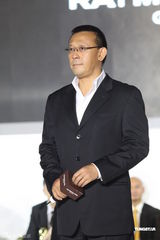 组图：姜文对妻子呵护有加 周韵与男模热聊晾老公