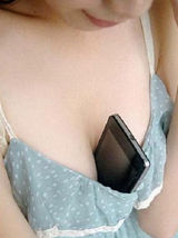 组图：美女示范胸部用法大全 能当枕头能夹啤酒