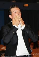 高清：《无果之路》首映女主演秀蕾丝裙 蜜挽男搭档