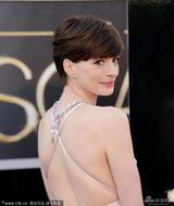 组图：安妮-海瑟薇粉色露背裙 玉肌美艳诱人