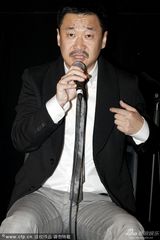 组图：《警察日记》主创见观众 导演大笑心情好