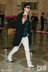 组图：韩星赵寅成赴日会粉丝 倒扣帽子变顽童