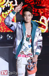 组图：韩团SHINee新专辑回归首唱疯狂火爆