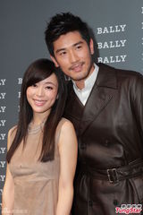 组图：张静初期待浪漫异国恋 高以翔力挺小S