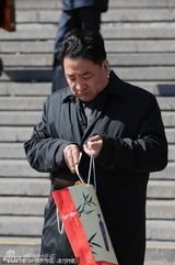 组图：冯巩姐姐冯幸耘现身两会 杨澜干练十足