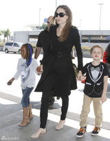 高清图：朱莉带女儿现身机场 希洛男生装扮可爱