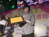 组图：洪卓立广州签唱会歌迷 为粉丝现场清唱