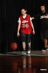 组图：群星红衣出席篮球赛 容祖儿李克勤又背又抱