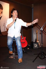 组图：周华健友情跨刀 为作家张大春站台