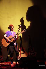 组图：卢凯彤举行音乐会 五支吉他轮番上阵