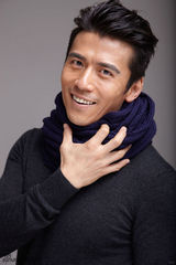 组图：唐文龙化身围脖达人 笑容点亮秋日风情