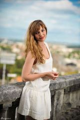 高清组图：法国女星露易丝-布尔昆白裙清纯亮相