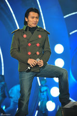 高清组图：巨星云集慈善中华行 陈小春婚后首献唱