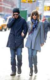 组图：贾斯汀与杰西卡街头散步 狂通话冷落妻子