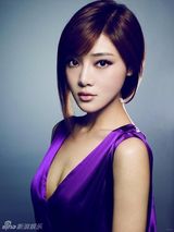 组图：邓家佳写真变身多面娇娃 妆容多变气场强大