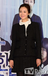 组图：崔智友全黑装庄重宣传《可疑的家政妇》