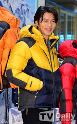 组图：玄彬出席户外品牌活动 穿棉服展迷人微笑